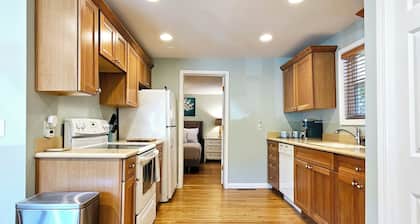 Vintage charm, modern comfort! Lakeshore retreat 3 mins to the beach!