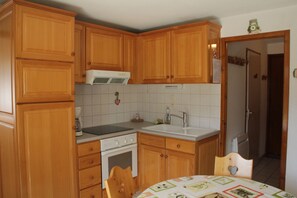 Geladeira, fogão, cooktop, cafeteira/chaleira