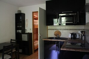 Réfrigérateur, micro-ondes, four, plaque de cuisson