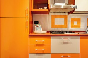 Appartement | Privékeuken | Een waterkoker, een diepvriezer, een eettafel