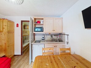 Kjøleskap, mikrobølgeovn, ovn og oppvaskmaskin