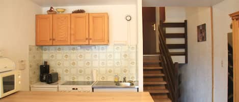 Frigorífico, microondas, horno y placa de cocina