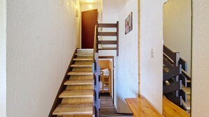 A wooden staircase with a bench at the bottom, leading to a door at the top. - Tavaillons TV31 SWIMMING POOL & CENTER 4 Pers (Châtel)
