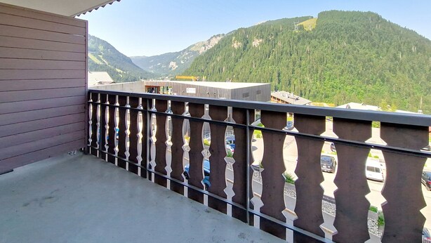 A balcony with a view of a mountain range and a parking lot. - Tavaillons TV31 SWIMMING POOL & CENTER 4 Pers (Châtel)