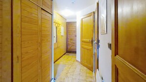 A hallway with wooden doors and a tiled floor. - Biches BIB31 MOUNTAIN & QUIET 4 Pers. (Châtel)