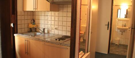 Fridge, oven, dishwasher, coffee/tea maker