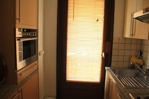 Fridge, oven, dishwasher, coffee/tea maker