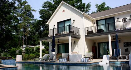 Relaxing lake front cottage! Pool, outdoor kitchen, Dog Friendly!