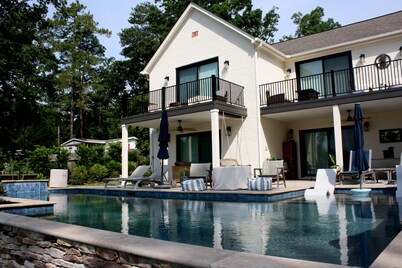 Relaxing lake front cottage! Pool, outdoor kitchen, Dog Friendly!