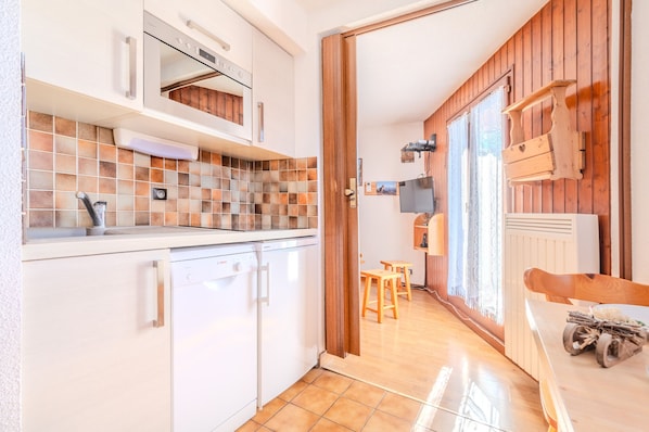 Fridge, microwave, oven, dishwasher