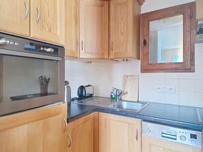 Kühlschrank, Mikrowelle, Ofen, Geschirrspüler