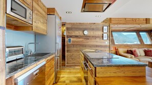 Kjøleskap, mikrobølgeovn, ovn og oppvaskmaskin