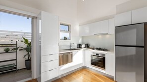 Fridge, microwave, oven, stovetop - Townhouse on King - Queenscliff (Queenscliff)