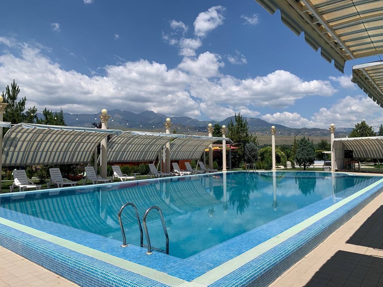 Hồ bơi trong nhà, 4 hồ bơi ngoài trời, lều miễn phí 