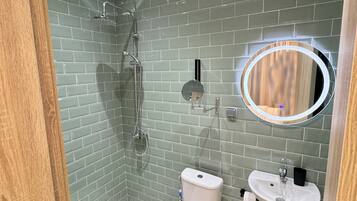 Shower, pancuran hujan, perlengkapan mandi gratis, dan sandal