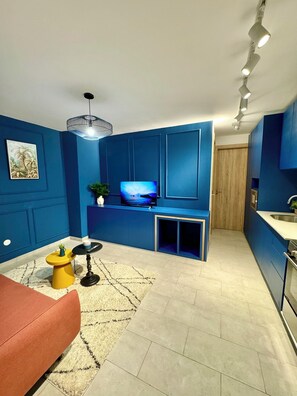 The FunkyNest | Oppholdsområde | En 55-tommers TV med digitale kanaler samt Netflix og strømmetjenester