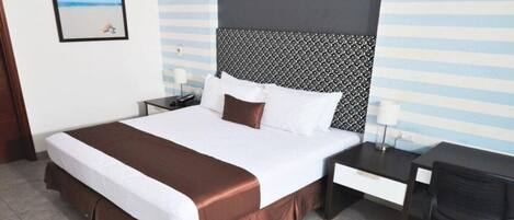 2 soveværelser, skrivebord, strygejern/strygebræt, weekendseng