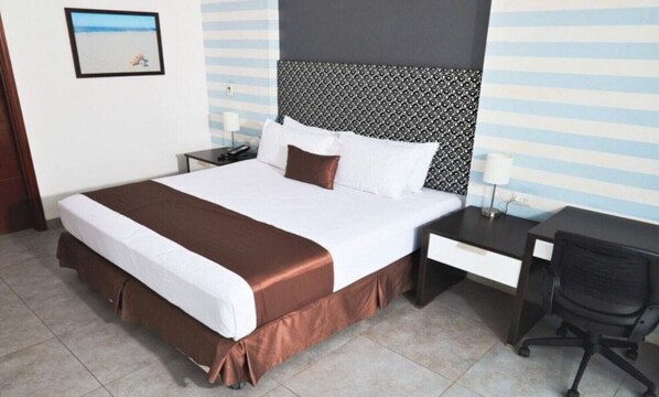 2 soveværelser, skrivebord, strygejern/strygebræt, weekendseng