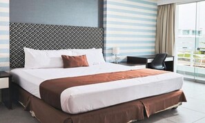 2 habitaciones, escritorio y tabla de planchar con plancha 