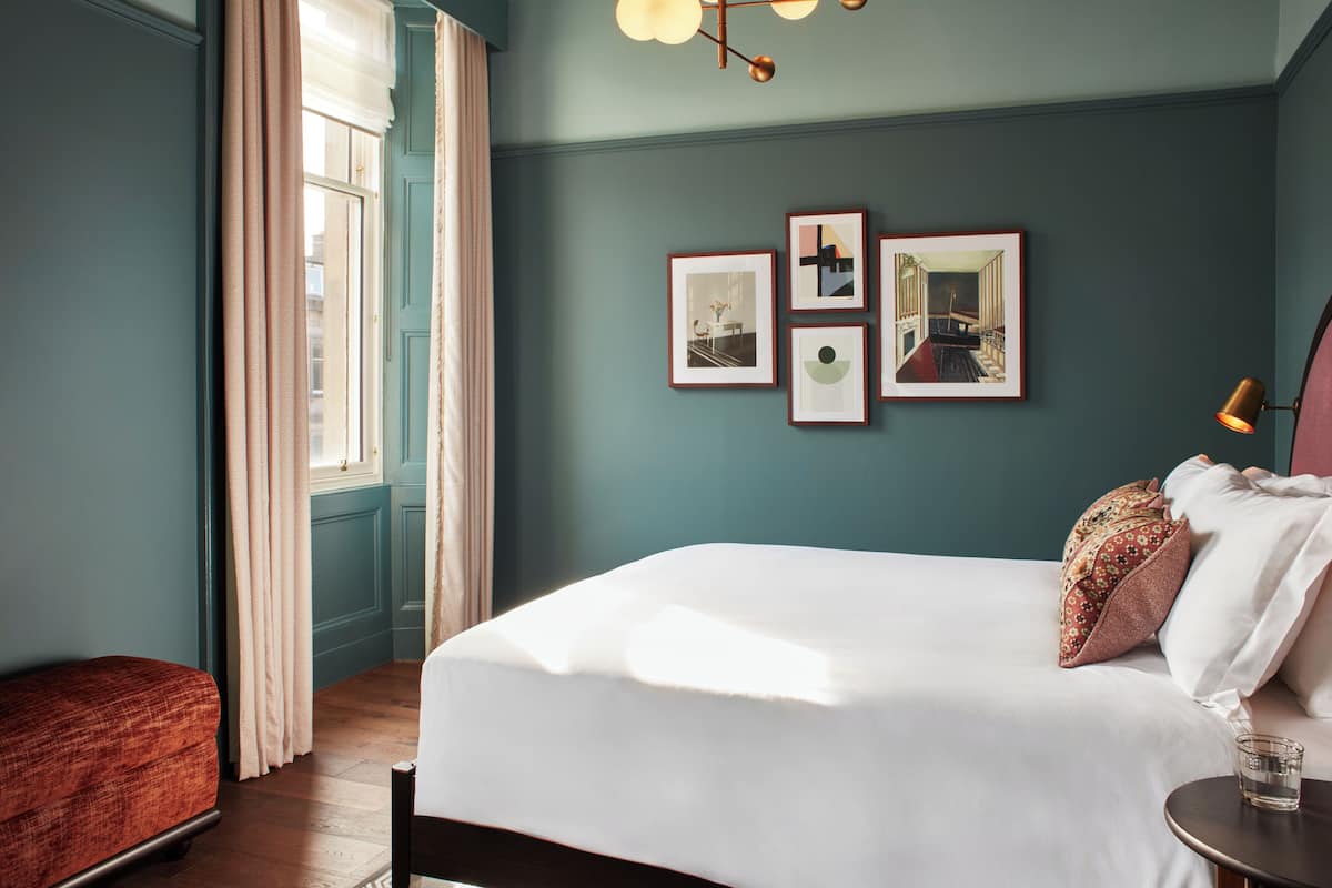 Roomy Up | Premium bedding, minibar, in-room safe, blackout drapes