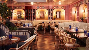 Daily cooked-to-order breakfast (GBP 20 per person)