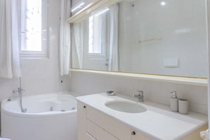 Classic-Apartment, 4 Schlafzimmer, Nichtraucher, Stadtblick | Badezimmer
