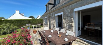 Breton house for 8 people, beautiful exterior!