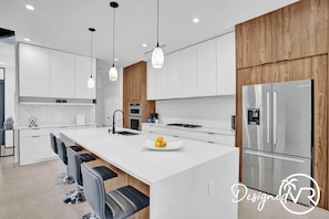 Kühlschrank, Herdplatte, Geschirrspüler, Hochstuhl