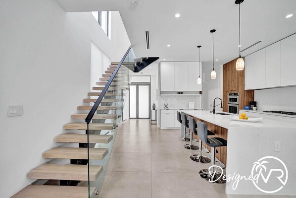 Kühlschrank, Herdplatte, Geschirrspüler, Hochstuhl