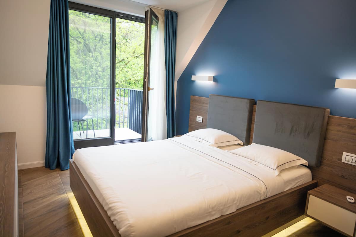 Apartamento panorâmico, sacada, vista para a cidade | 2 quartos, individualmente decorados, individualmente mobiliados