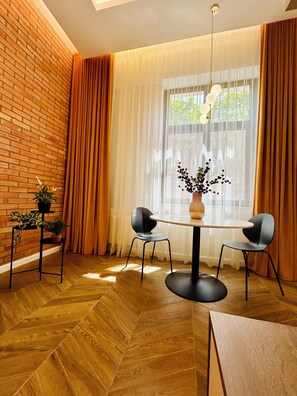 Premium-Apartment | Essbereich im Zimmer