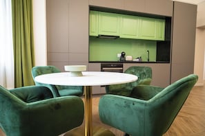 Deluxe-huoneisto, näköala pihalle | Ruokailu omassa huoneessa