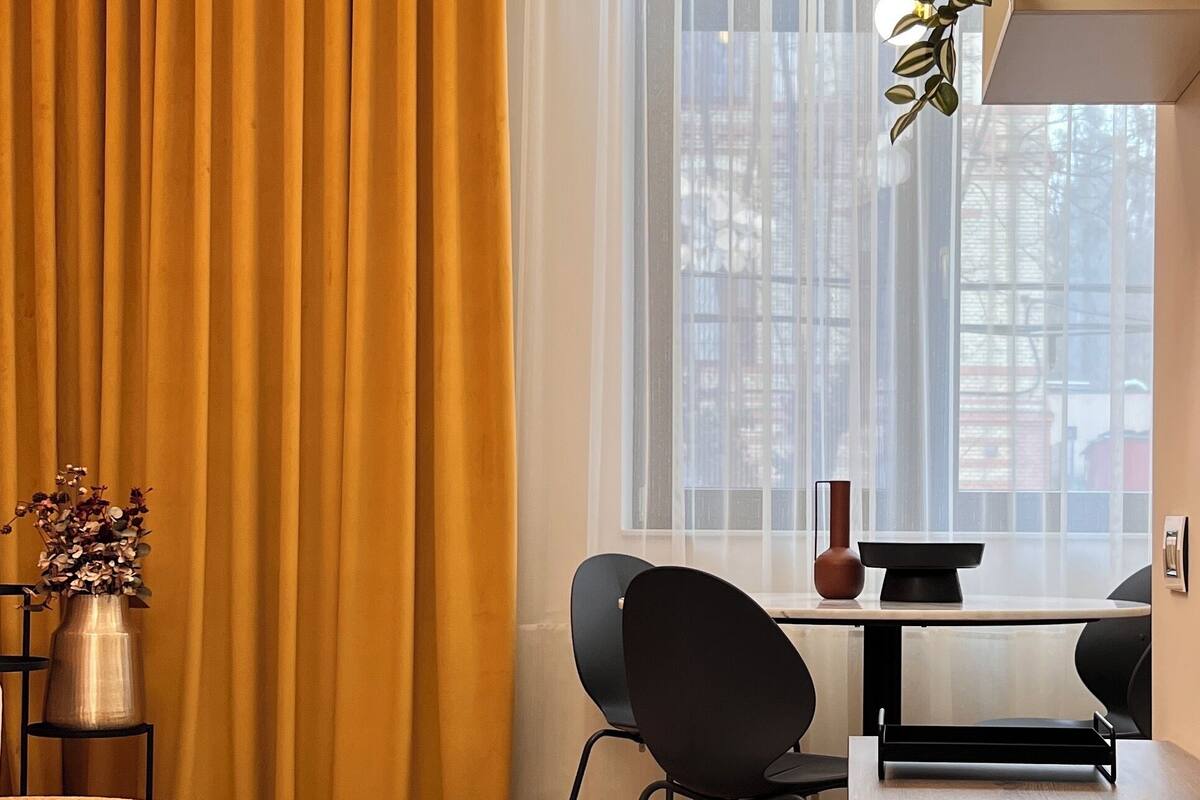Apartemen Premium | Meja kerja, ruang kerja ramah laptop, dan tirai kedap cahaya
