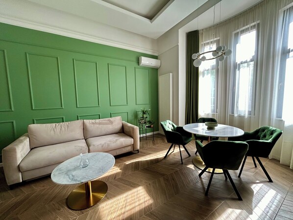 Deluxe-huoneisto, näköala pihalle | Olohuone | Lämmitetyt lattiat