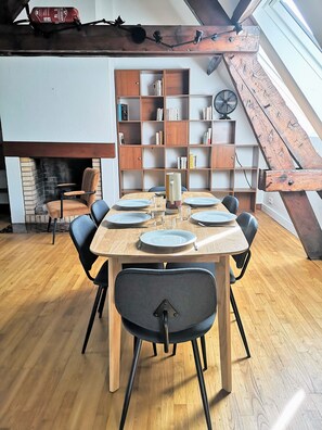 Dining - Superb apartment - heart of old town -  Cathedral view  (Vannes)