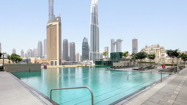 Una piscina con el horizonte de la ciudad al fondo.