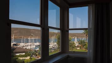 غرفة تقليدية - بمنظر للبحر | 1 غرفة نوم وأغطية فراش متميزة وميني بار وخزنة داخل الغرفة