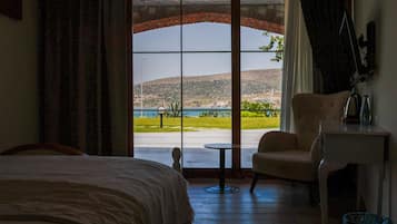 Habitación superior | Ropa de cama de alta calidad y minibar