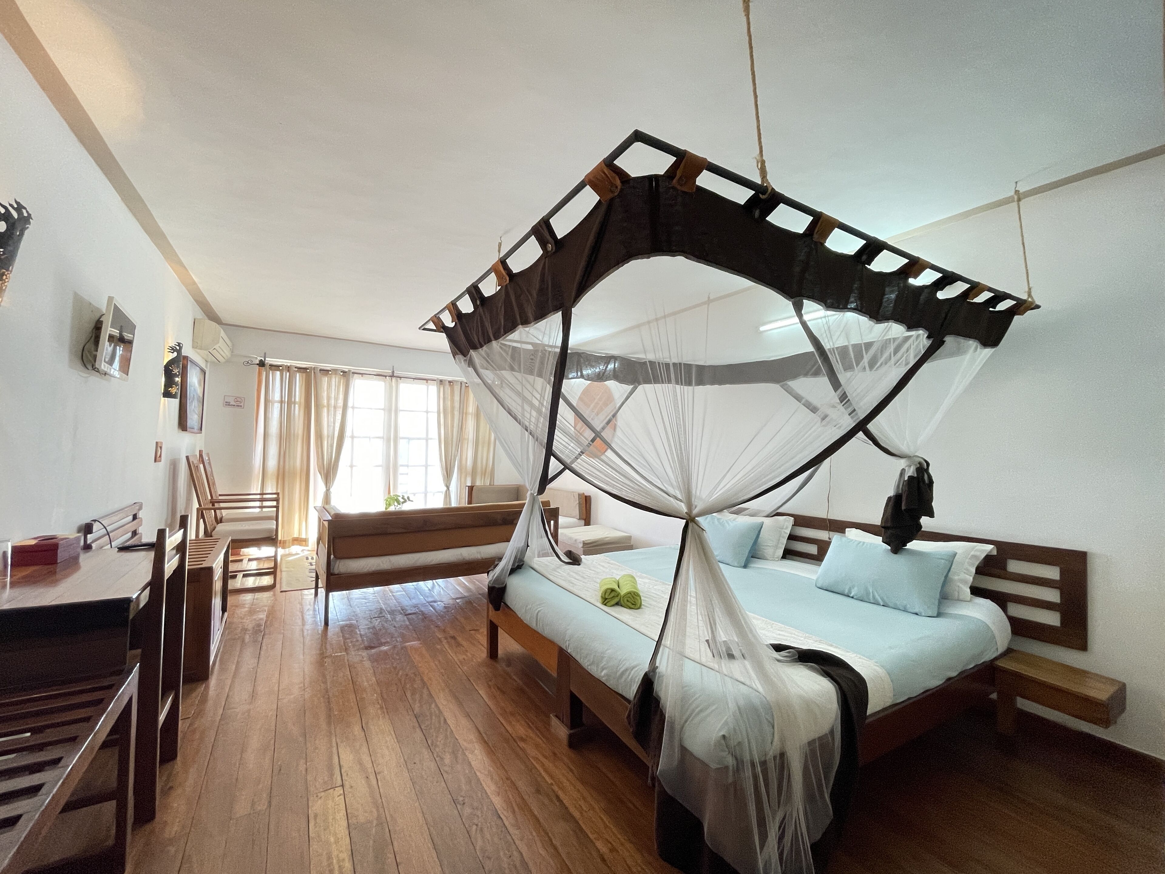 Suite – comfort, bassengutsikt | Safe på rommet, individuelt dekorert og skrivebord