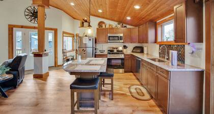 Creekside Retreat: Rail Trail Access Nearby!