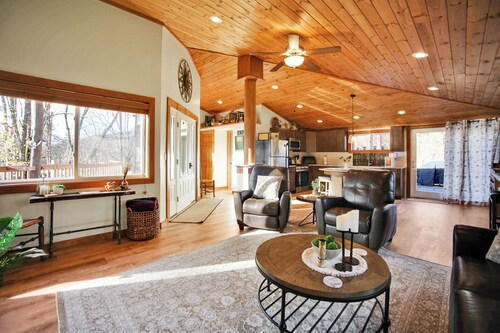 Creekside Retreat: Rail Trail Access Nearby!