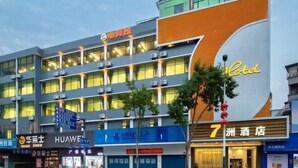 Un hotel con varios pisos, amplias ventanas y un llamativo letrero que dice 'Hotel'.