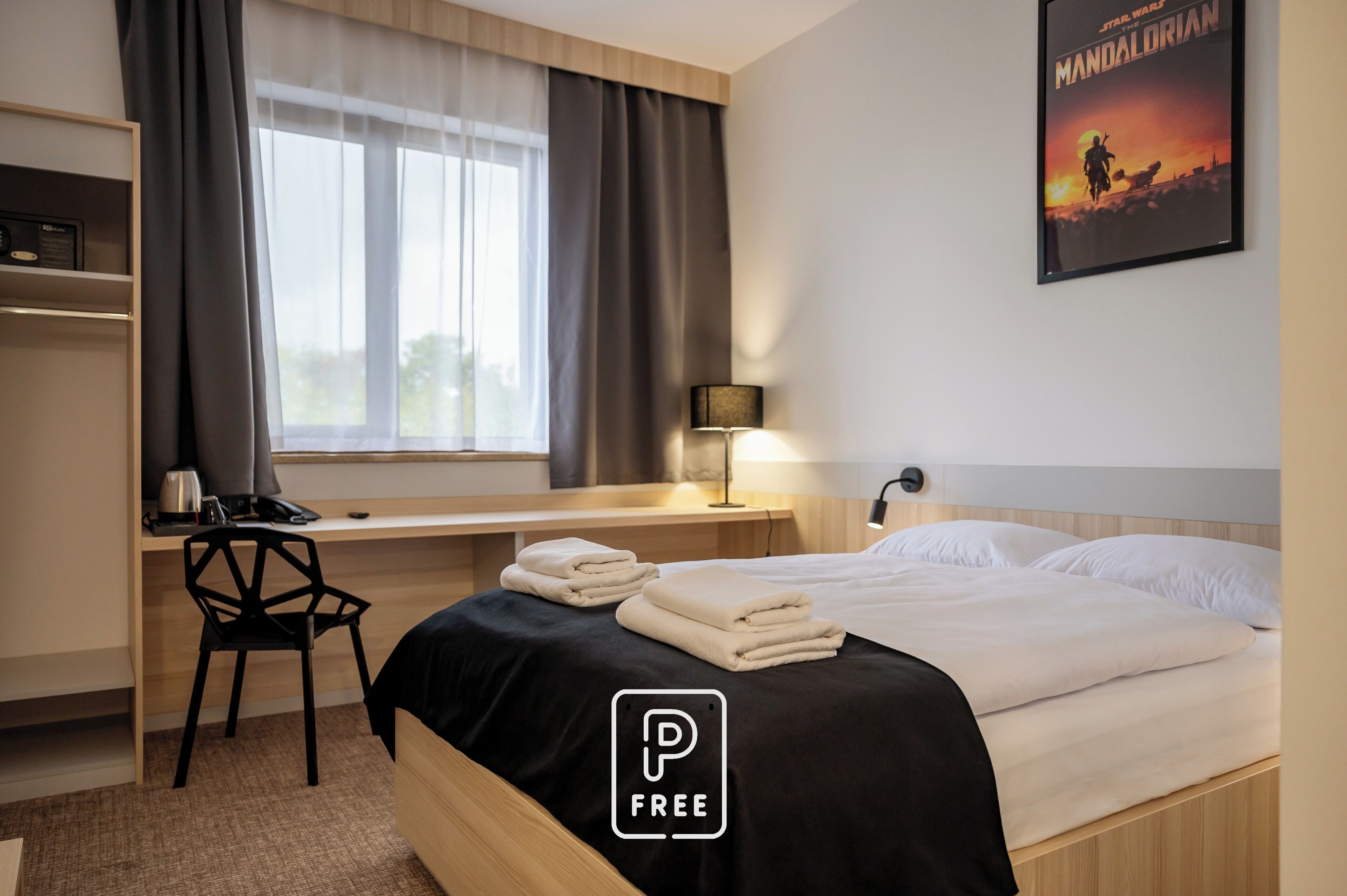 Dobbeltrom – comfort | Safe på rommet, skrivebord og skrivebord for bærbar PC