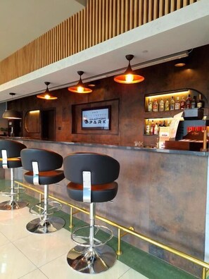 Bar (on property) - Hotel Dworski Galaktyczny Park (Kolbaskowo)