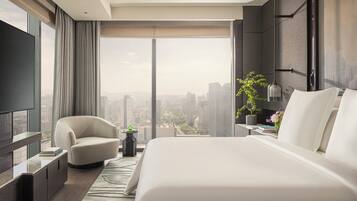 Premier Suite, 1 King Bed | Premium bedding, pillowtop beds, minibar, in-room safe