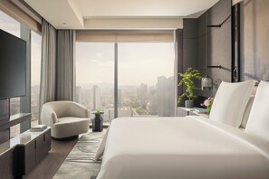 Premier Suite, 1 King Bed | Premium bedding, pillow-top beds, minibar, in-room safe - Four Seasons Hotel Hangzhou At Hangzhou Centre (Hangzhou)