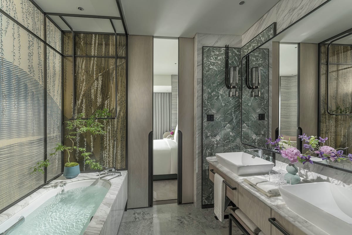 Chambre Deluxe, 1 trÚs grand lit, vue sur le canal (Grand) | Salle de bain | Baignoire et douche séparées, baignoire profonde