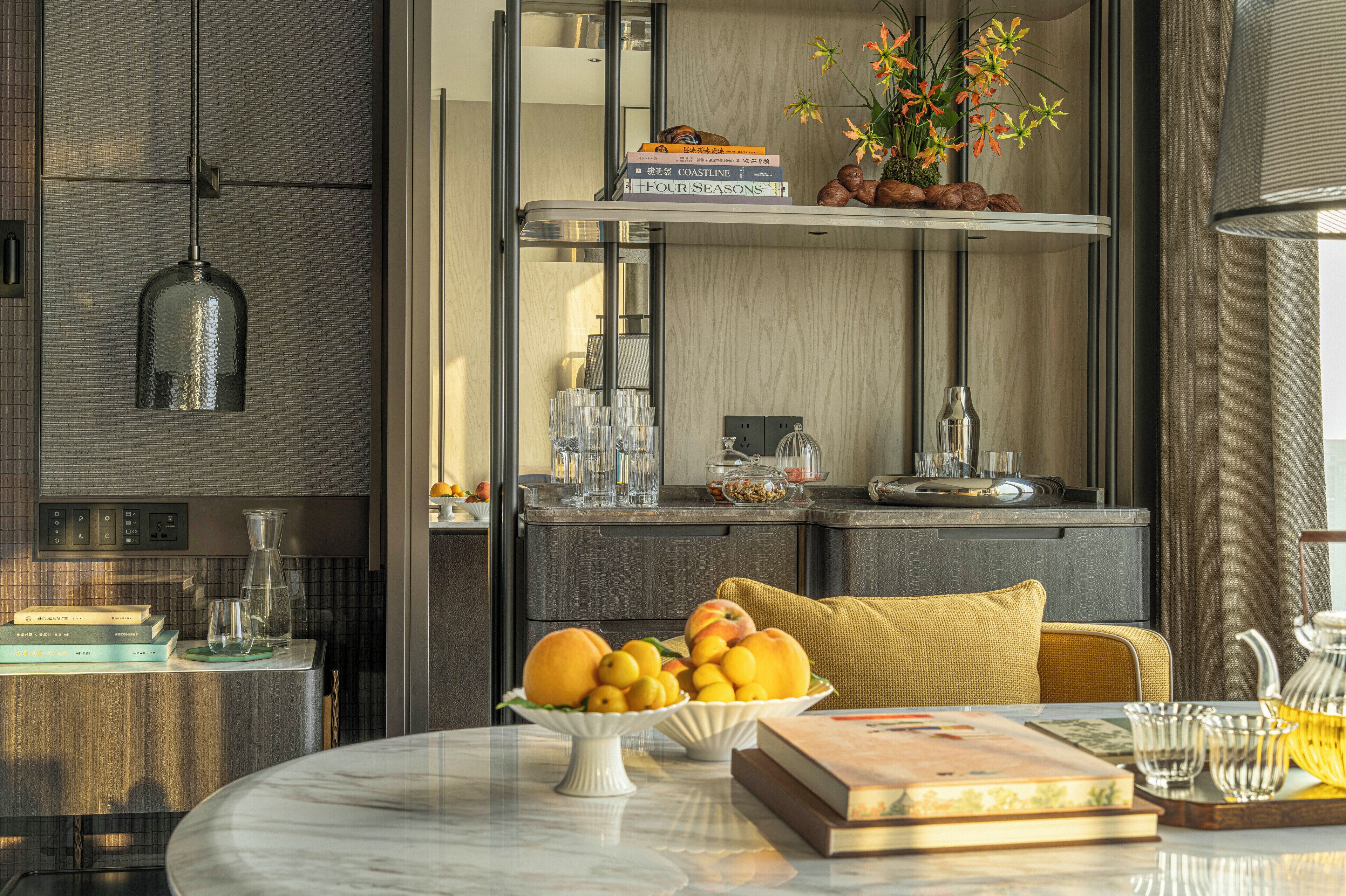 Luxe beddengoed, pillowtop-bedden, een minibar, een kluis op de kamer