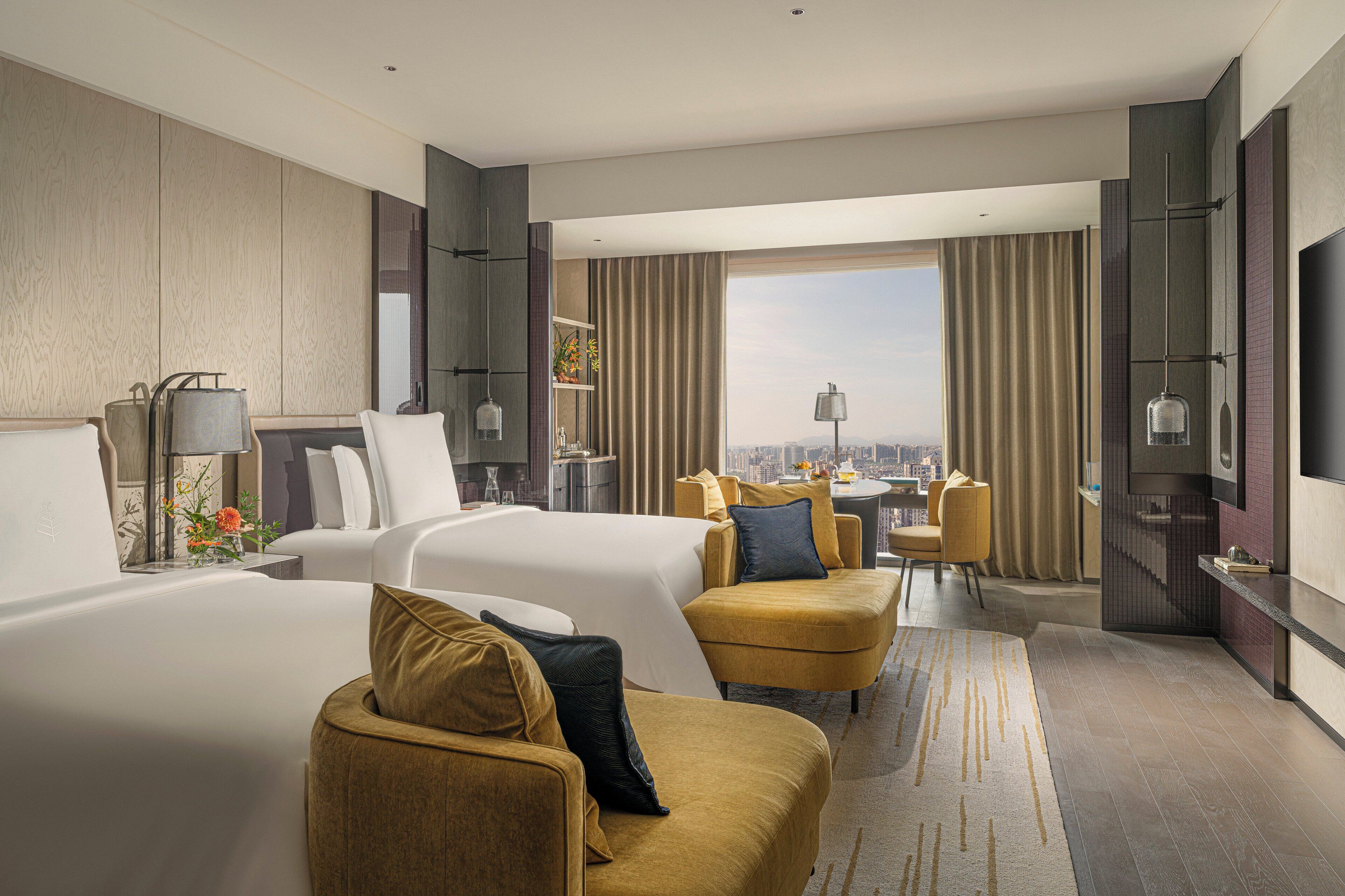 Luxe beddengoed, pillowtop-bedden, een minibar, een kluis op de kamer