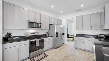House (6 Bedrooms) | Private kitchen | Fridge, microwave, oven, coffee/tea maker